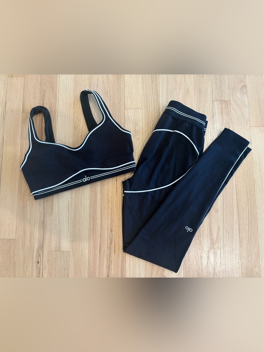 Alo Yoga Airbrush Heart Throb Set